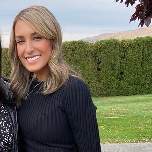 Meet your Posher, Jenny! 💁‍♀️🧥👚🧢👗👖👙💕